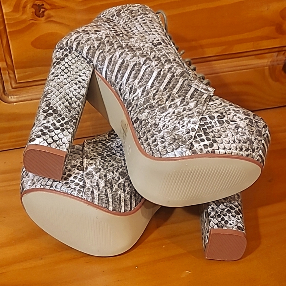 Embossed Python Print Platform Booties 🩶 - Picture 11 of 12